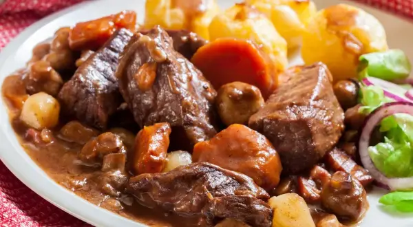 Boeuf Bourguignon: Jak zrobić wołowinę, która rozpływa się w ustach?