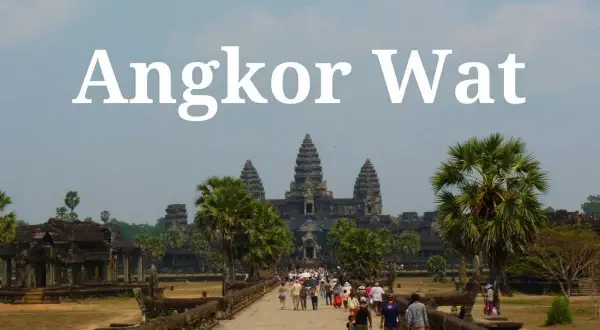 Angkor Wat: ciekawe fakty o świątyniach. Tłum turystów idzie kamienną ścieżką do majestatycznego kompleksu świątynnego.
