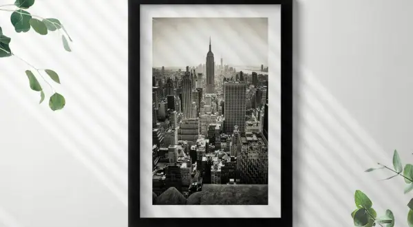 Czarno-białe obraz miasto z Empire State Building w tle. Widok z lotu ptaka na drapacze chmur.