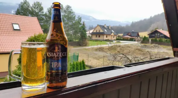 Piwo Książęce IPA, czyli co to znaczy piwo kraftowe: chmielowy smak i górskie widoki.