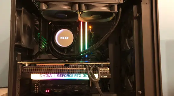 Ein Gaming-PC mit RGB-Beleuchtung. Die EVGA GeForce RTX 30-Serie leuchtet in bunten Farben, während ein DRAM LED rot leuchtet.