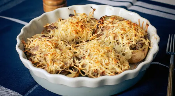 Patatas rellenas de carne de la abuela, gratinadas con queso dorado y crujiente, listas para disfrutar.