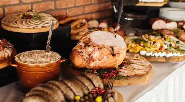 Stół wiejski jak udekorować: obfitość wędlin, pasztet, pieczone mięsa, sery i owoce. Idealny na przyjęcie.