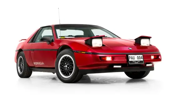 Röd Pontiac Fiero Formula från 80-talet med uppfällda strålkastare.