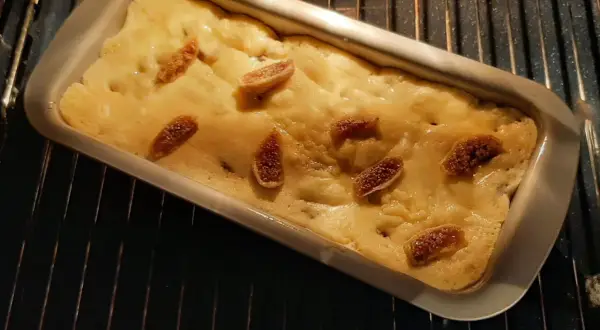 Gâteau moelleux aux figues sèches, parfait pour des recettes gourmandes.