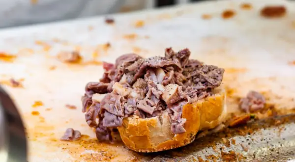 Panino con lampredotto, un classico street food toscana, ricco di sapore e tradizione.