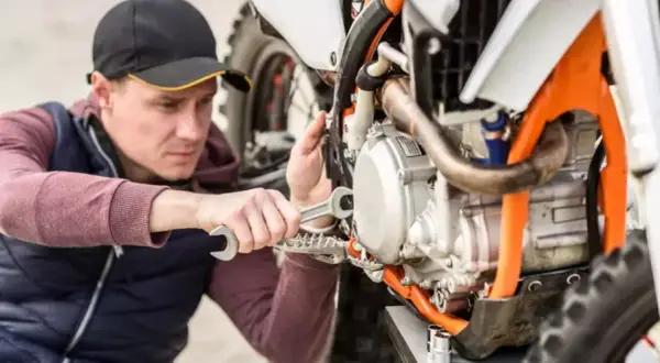 Ile kosztuje wymiana oleju w motocyklu? Sprawdź ceny i czynniki wpływające na koszt