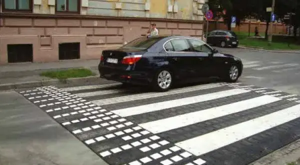 Progi zwalniające w jakiej odległości od budynku – uniknij problemów