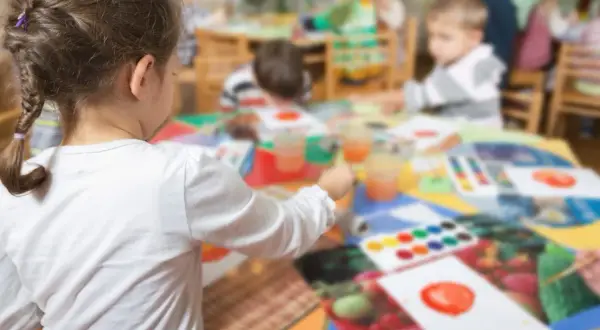 Zabawy integracyjne z rodzicami w przedszkolu, które budują więzi emocjonalne
