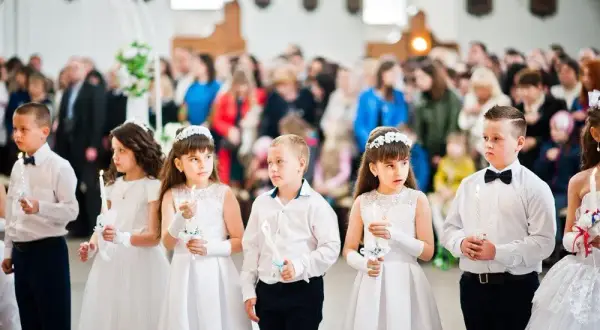 Ile lat mają dzieci na pierwszą komunię świętą? Sprawdź ważne informacje
