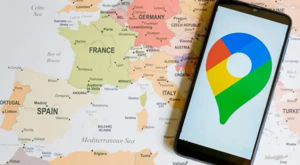 Mapa Europy z zaznaczonymi krajami i miastami, obok smartfon z ikoną Google Maps. Możliwa lokalizacja po numerze telefonu.