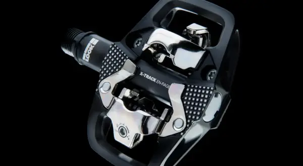 Czarny pedał rowerowy LOOK X-TRACK EN-RAGE z mechanizmem SPD.