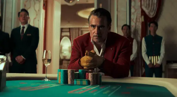 Colin Farrell in seinem neuen Film, mit Handschuhen und Chips am Casino-Tisch.