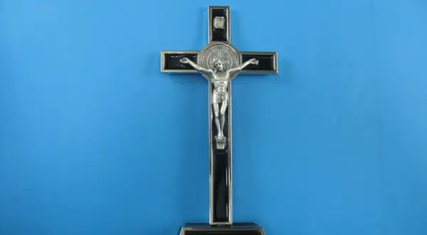 Co zrobić ze starym metalowym krzyżem? Szanuj jego duchowe znaczenie