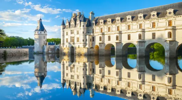 Le château de Chenonceau, reflet parfait sur l'eau. Renseignez-vous sur le château de Chenonceau tarif pour planifier votre visite.
