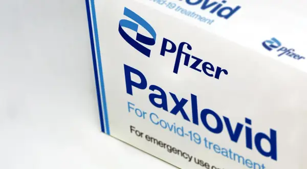 Opakowanie leku Paxlovid firmy Pfizer, przeznaczonego do leczenia Covid-19.