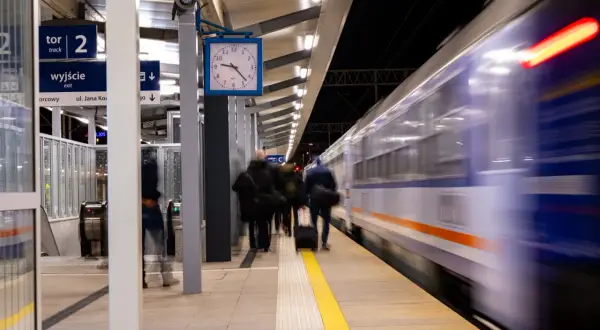 Portal Pasażera: Jak szybko sprawdzić peron i tor odjazdu?