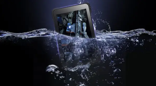 Wytrzymały tablet z grafiką broni zanurzony w wodzie, demonstrujący jego wodoodporność IP69.