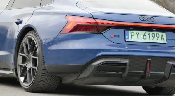 Niebieskie Audi RS e-tron GT z tablicą rejestracyjną PY-6199A, spełniające normę Euro 7, prezentuje sportowy tył z charakterystycznymi światłami i dyfuzorem.