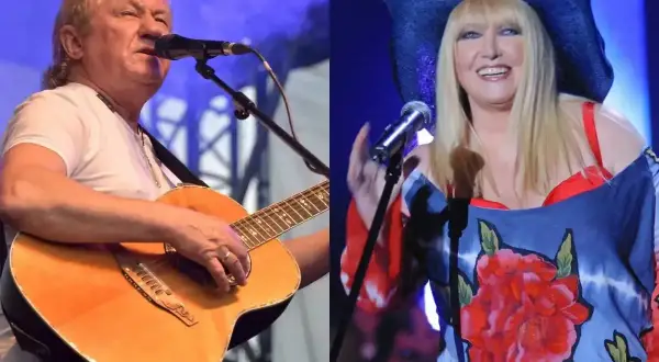 Janusz Laskowski śpiewa przy gitarze, obok Maryla Rodowicz w kolorowym stroju. Tekst "Kolorowe Jarmarki" brzmi w tle.