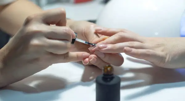 Aplikacja primera bezkwasowego na paznokieć. Jak używać, by uzyskać trwały manicure.