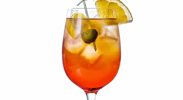 Erfrischender Veneto Spritz mit Eis, Orangenscheibe und Olive. Ein perfekter Aperitif für warme Tage.