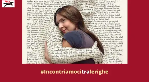 Un abbraccio avvolge una donna, il tessuto è ricoperto di testo. "Amici miei testo" è un invito a connettersi tra le righe.