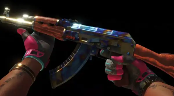 Ręce w różowych rękawiczkach trzymają AK-47 z unikalnym skinem, który może być najdroższy skin w CS GO.