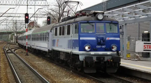 EU07-067, niebieski pociąg PKP Intercity, czeka na peronie. Tlk co to za pociąg?