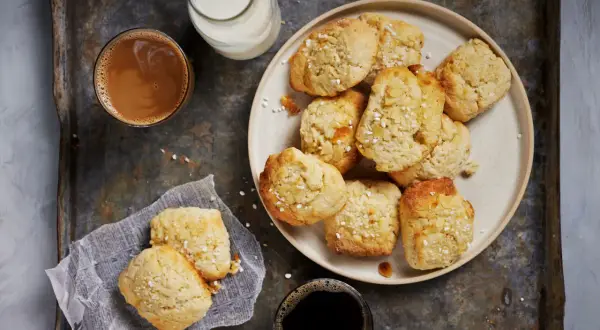 En tallrik med mandelkubbar, perfekt för fikat. Recept på mandelkubb finns här. Kaffe och mjölk till.