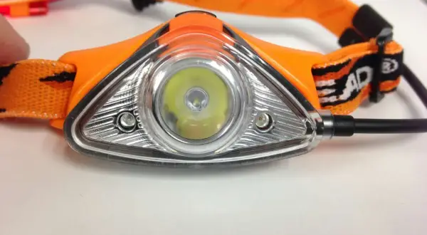 Orange Stirnlampe mit hellem LED-Licht, ein unverzichtbares Gadget für Nachtwanderungen.
