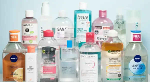 Eine Auswahl an Mizellenwasser-Produkten, die zeigen, was Mizellenwasser ist: ein sanfter Make-up-Entferner.