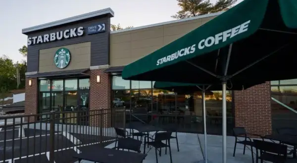 Nowy Starbucks z drive-thru i stolikami na zewnątrz. Idealne miejsce na kawę i spotkania.
