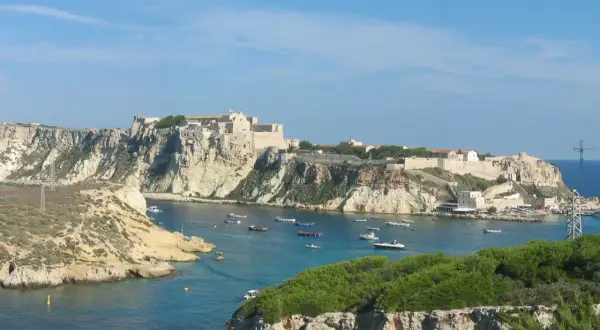 Panoramica delle Isole Tremiti: cosa vedere tra il mare cristallino e l'antica fortezza arroccata sulla scogliera.