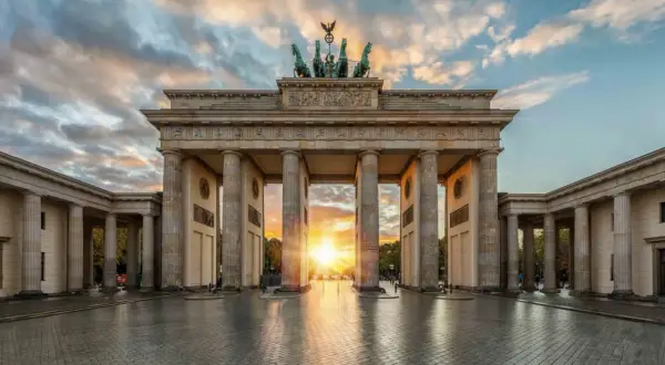 Brandenburger Tor im Sonnenuntergang, ein Muss, wenn man cosa vedere a Berlino sucht.