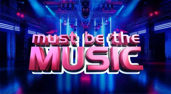 Scena z napisem "must be the MUSIC" w neonowych barwach. Finaliści tego programu wiedzą, że must be the music!