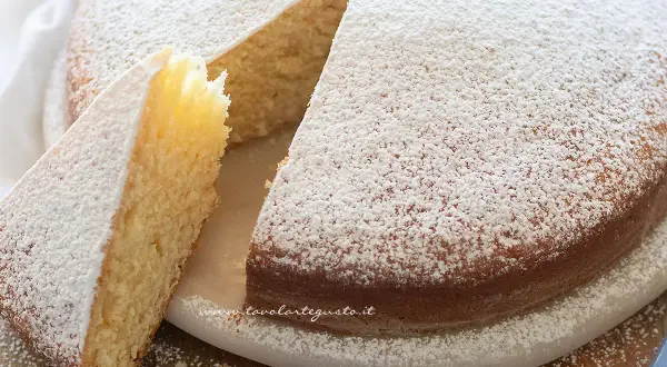 Torta soffice e profumata, una deliziosa torta senza lattosio spolverata di zucchero a velo.
