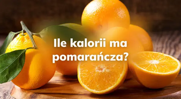 Całe i przekrojone pomarańcze na desce. Ile kalorii ma pomarańcza?