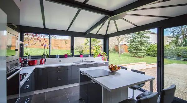 Moderna veranda con cucina esterna, perfetta per godersi la vita all'aperto con stile.