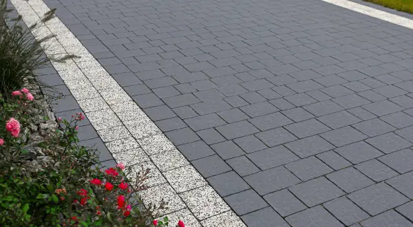 Jak usunąć biały nalot na kostce brukowej i przywrócić jej blask
