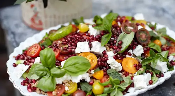 En härlig sallad med granatäpple, tomater, gurka, fetaost och basilika. Perfekt för en somrig och godaste melonsalladen.