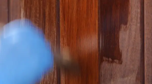 Aplicando barniz a madera impermeable para protegerla.