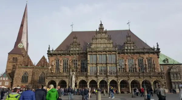 Bremens Rathaus und St. Petri Dom: Ein Muss für jeden Besucher. Die beeindruckende Architektur und der belebte Marktplatz zeigen, was man in Bremen gesehen haben muss.
