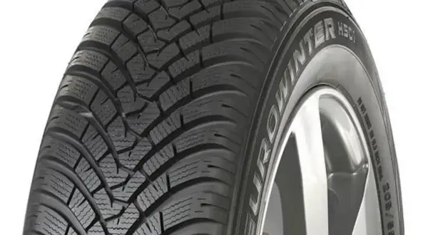 Opony Falken Eurowinter HS01, gdzie produkowane? Zimowa opona na feldze, z wyraźnym bieżnikiem.
