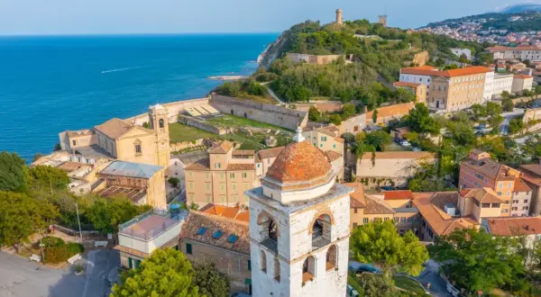 Vista aerea di Ancona: campanile, chiese, mura antiche e il mare Adriatico. Un luogo incantevole da scoprire, ecco cosa vedere ad Ancona.