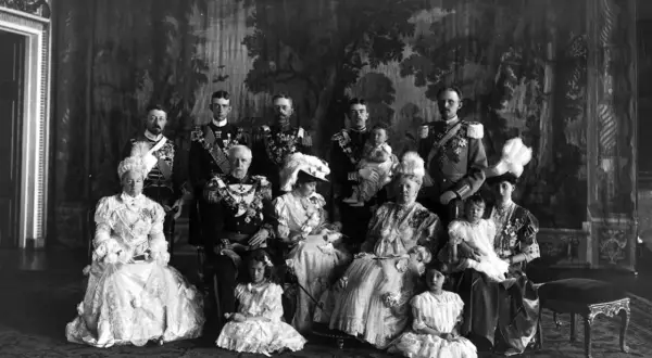 Kungliga familjen samlad, med Oscar II:s barn och barnbarn i ståtliga dräkter.