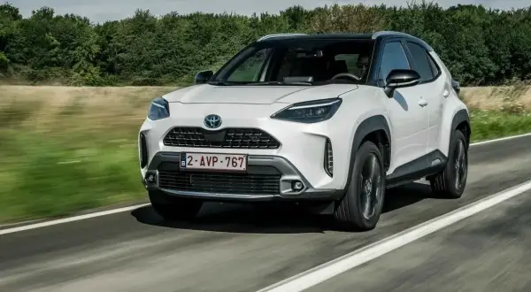 Biały Toyota Yaris Cross na drodze. Czy warto kupić ten miejski SUV?