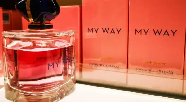 Perfumy Giorgio Armani My Way, wycofane z produkcji, w różowym flakonie i na tle pudełek.