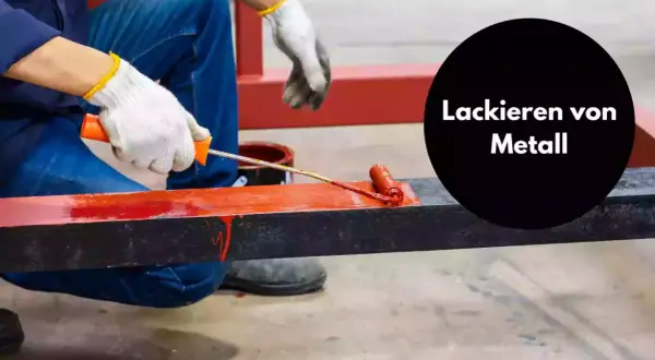 Person lackiert mit Farbrolle ein Metallprofil rot.