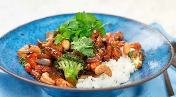 En härlig kyckling cashew-rätt med ris, broccoli och cashewnötter, toppad med färsk koriander.
